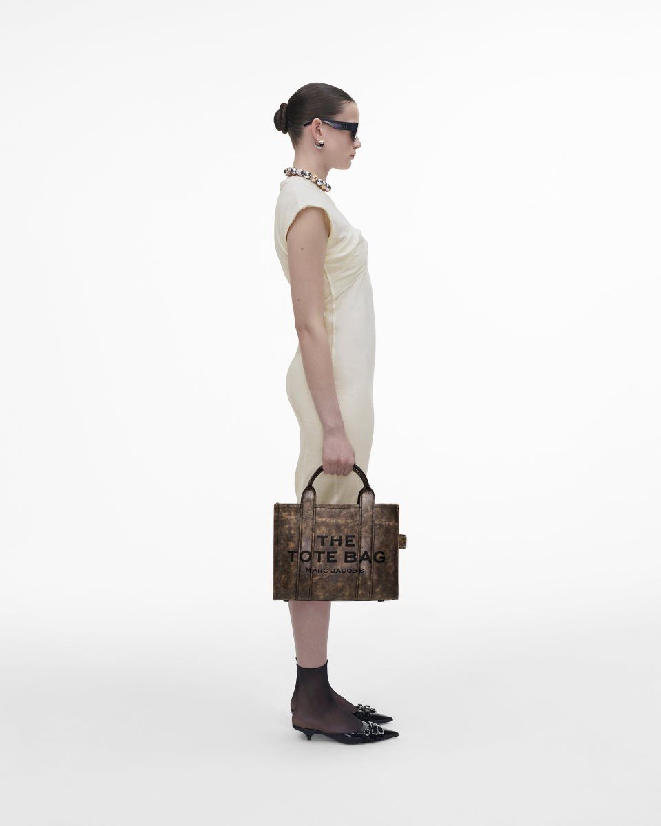 The Tote Bag Marc Jacobs The Distressed Leather Medium Tote Bag Femme Marron | 712FWEMHL